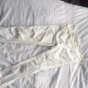 Vineyard vines white jeans!